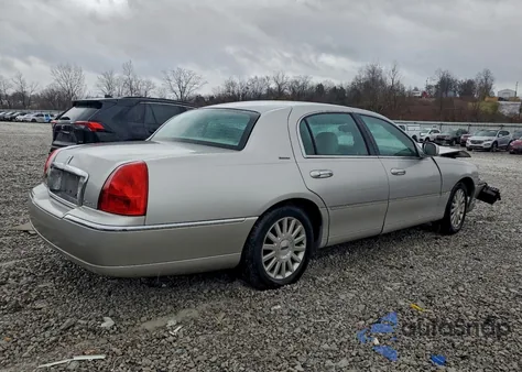2003 Lincoln Town Car Executive z USA, uszkodzony, nr VIN 1LNHM81W43Y672010
